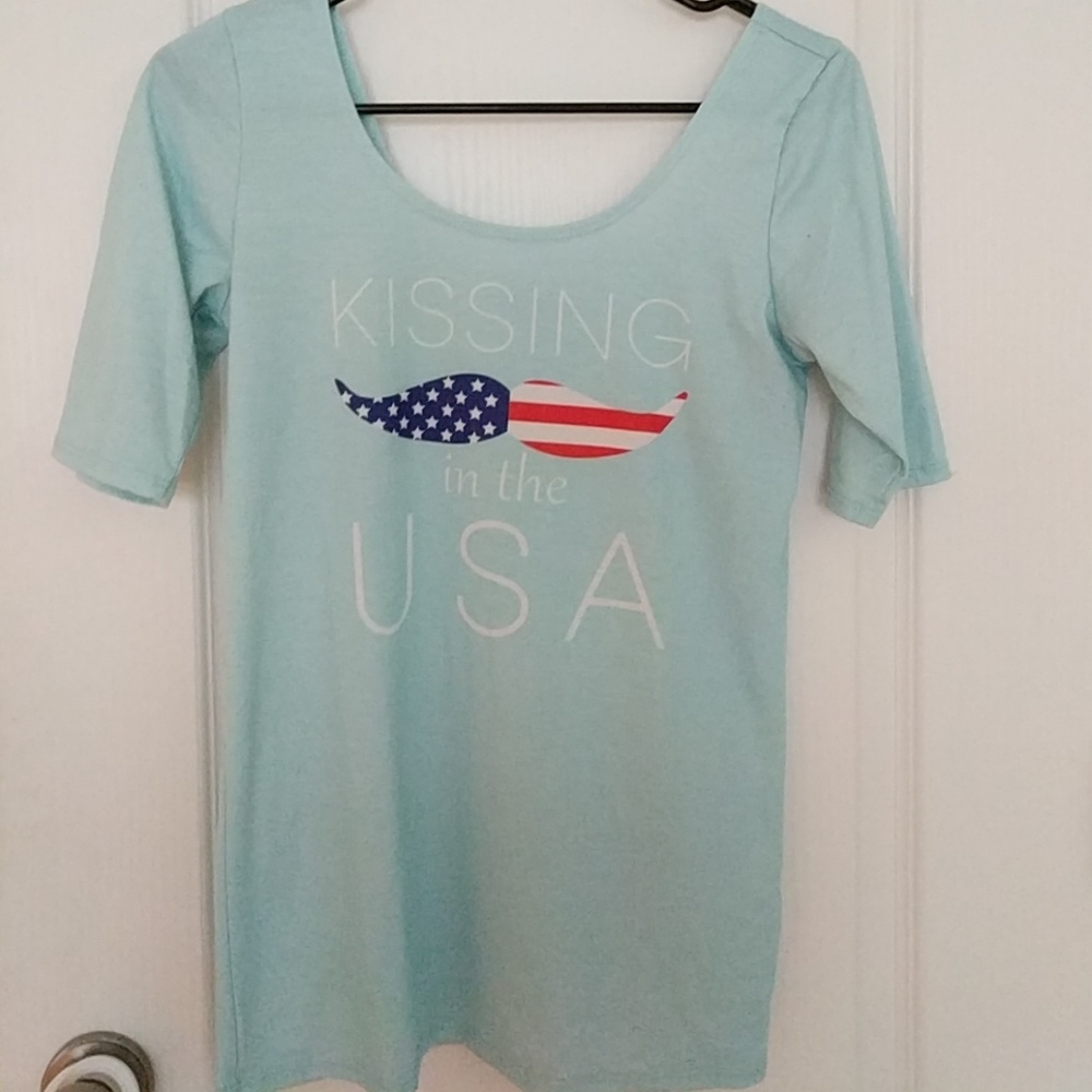 3/4 sleeved shirt.
